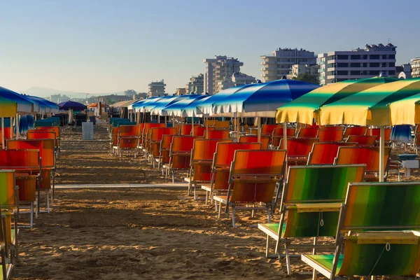 Sezon sonunda İtalya 'da boş güverte sandalyeleri.