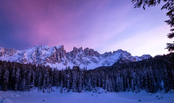 karla kaplı panoramik manzara (lago di carezza) ve kışın latemar; unesco dünya mirası, dolomitler, İtalya;