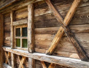 Schnalstal 'da (Val senales) geleneksel ahşap bir kulübenin ahşap duvarı, Güney Tyrol - Alpine tyrolean yaşam tarzı