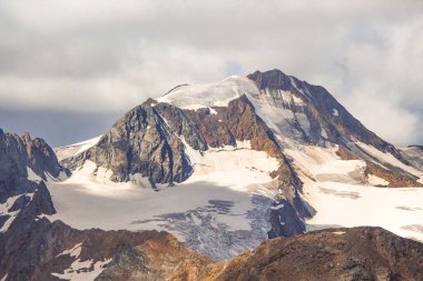 Oetztal Alpleri 'nde, Schnalstaler Gletscherbahn, Schnalstal, Suedtirol, İtalya' nın zirve istasyonundan görülen buzul dağı Weisskugel Dağı (palla bianca).