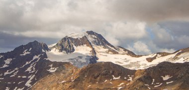 Oetztal Alpleri 'nde, Schnalstaler Gletscherbahn, Schnalstal, Suedtirol, İtalya' nın zirve istasyonundan görülen buzul dağı Weisskugel Dağı (palla bianca).