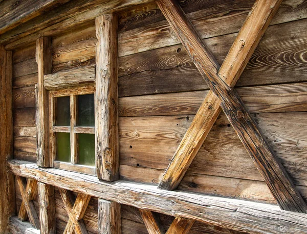Schnalstal 'da (Val senales) geleneksel ahşap bir kulübenin ahşap duvarı, Güney Tyrol - Alpine tyrolean yaşam tarzı