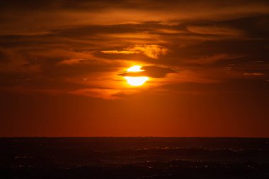 Rivazzurra 'da (Rimini / İtalya) okyanus gündoğumu sırasında dramatik turuncu bulutlar