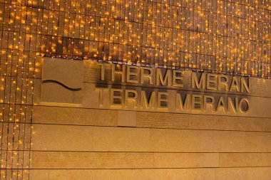 Meran, Sdtirol / Italien Aralık, 13 2018 Isı Hamamları Duvarı Yılbaşı ışıklarıyla dekore edilmiş Meran / Terme Merano 