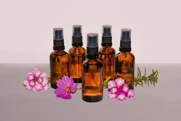 Tıbbi bitkilerin damıtılmasından elde edilen yağ ve çiçek suyu (hydrosol) dolu şişeler