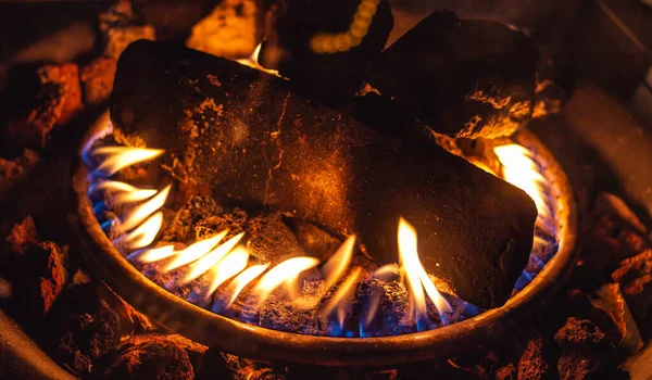 Nahaufnahme Des Kamins Mit Brennendem Feuerholz Der Kalten Winternacht — Stockfoto