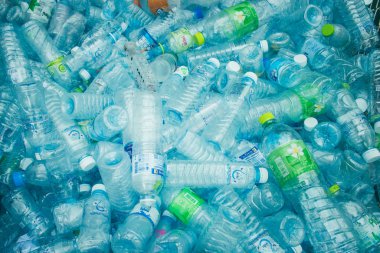 Geri dönüşüm için plastik şişeler..