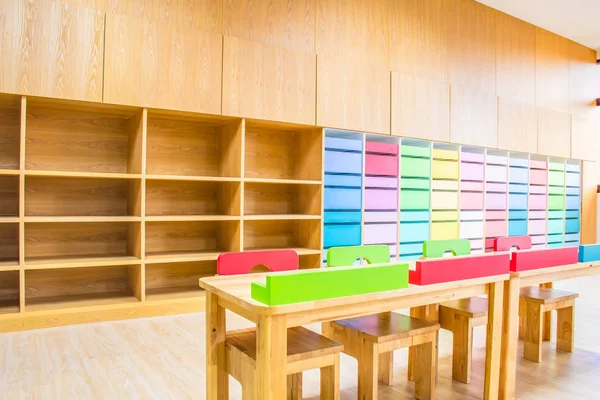 Interior da sala de aula de jardim de infância consistem mesas e cadeiras . — Fotografia de Stock