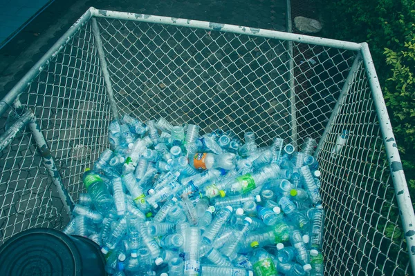 リサイクル用のペットボトル. — ストック写真