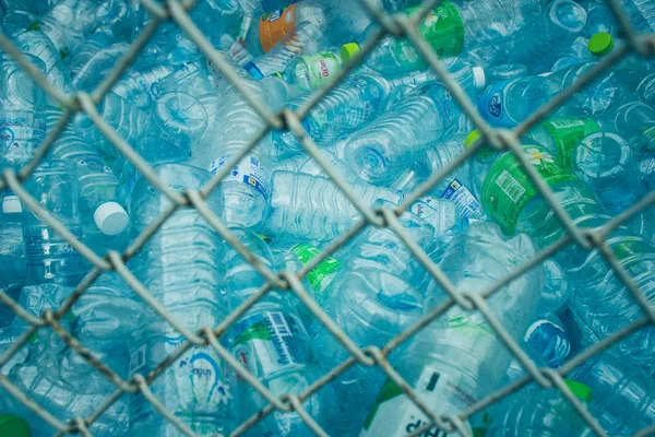 Geri dönüşüm için plastik şişeler..