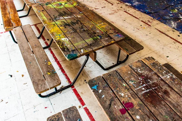 La superficie sporca del vecchio tavolo di legno . — Foto Stock