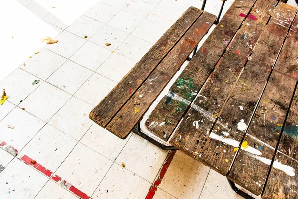 La superficie sporca del vecchio tavolo di legno . — Foto Stock