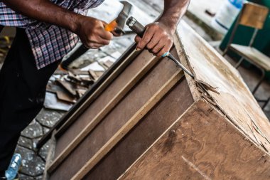 Yerli marangoz eski ahşap çekmeceyi tamir ediyor..