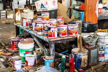 Ahşap işçisinin kirli boya kutuları..