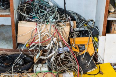Elektrik kablolarından kaynaklanan kirli elektronik atık.