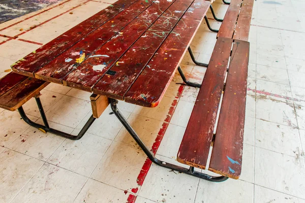 A superfície suja da velha mesa de madeira . — Fotografia de Stock