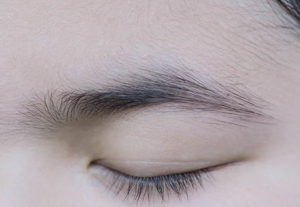 Closeup the eyebrows on the face of an Asian girl. — Stock Photo, Image