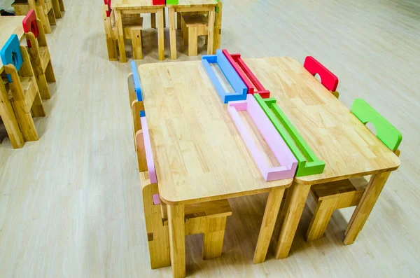 Schreibtische und Stühle im Klassenzimmer des Kindergartens. — Stockfoto