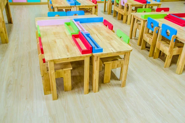 Schreibtische und Stühle im Klassenzimmer des Kindergartens. — Stockfoto