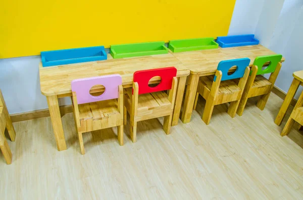 Schreibtische und Stühle im Klassenzimmer des Kindergartens. — Stockfoto