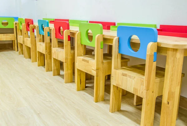 Schreibtische und Stühle im Klassenzimmer des Kindergartens. — Stockfoto