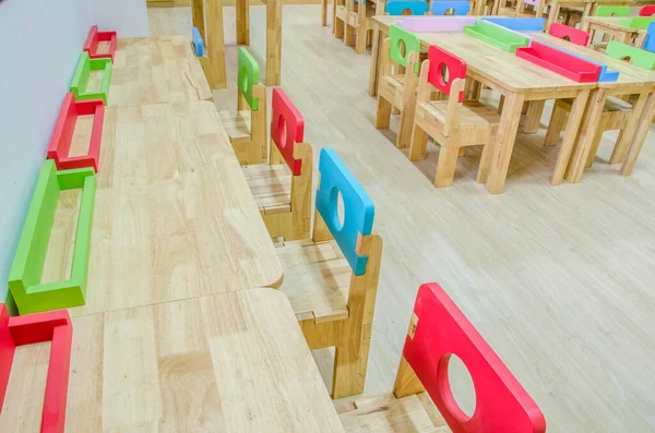 Schreibtische und Stühle im Klassenzimmer des Kindergartens. — Stockfoto