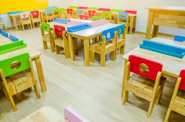 Schreibtische und Stühle im Klassenzimmer des Kindergartens. — Stockfoto