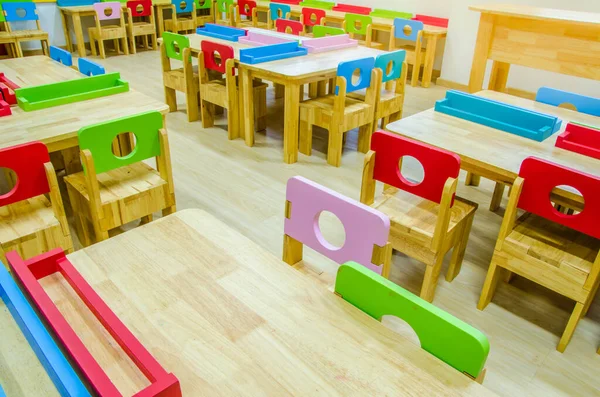 Biurka i krzesła w przedszkolu. — Zdjęcie stockowe