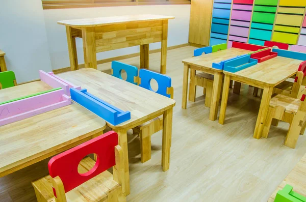 Schreibtische und Stühle im Klassenzimmer des Kindergartens. — Stockfoto