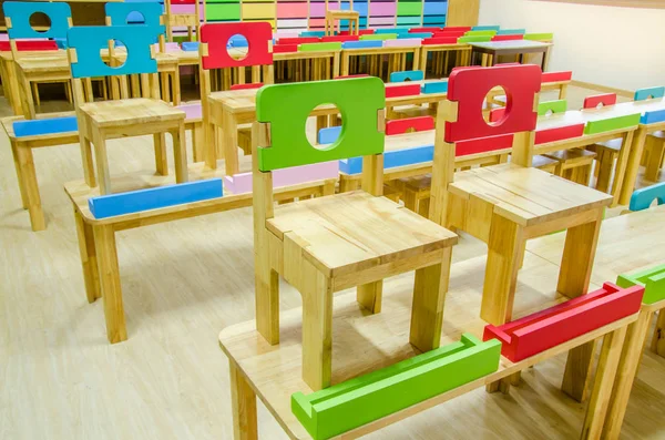 Schreibtische und Stühle im Klassenzimmer des Kindergartens. — Stockfoto