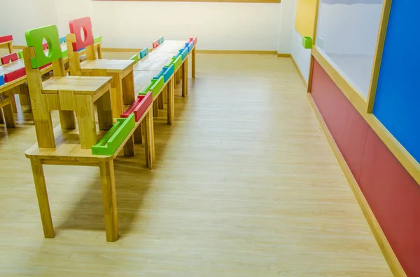 Secretárias e cadeiras na sala de aula do jardim de infância . — Fotografia de Stock