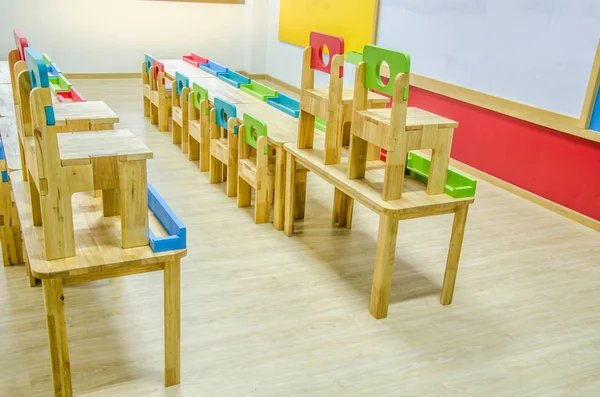 Schreibtische und Stühle im Klassenzimmer des Kindergartens. — Stockfoto