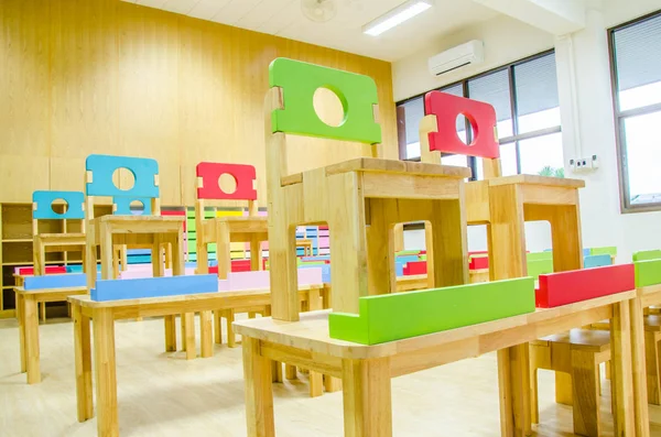 Desks and chairs in the kindergarten classroom. — Stock Photo, Image