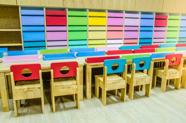 Biurka i krzesła w przedszkolu. — Zdjęcie stockowe