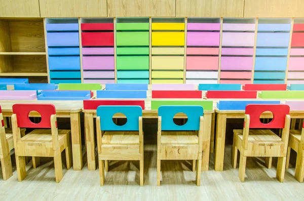 Schreibtische und Stühle im Klassenzimmer des Kindergartens. — Stockfoto