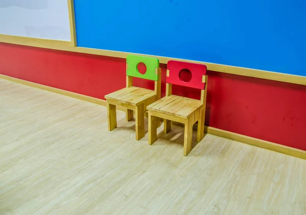 Schreibtische und Stühle im Klassenzimmer des Kindergartens. — Stockfoto