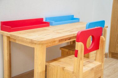 Anaokulundaki masa ve sandalyeler..