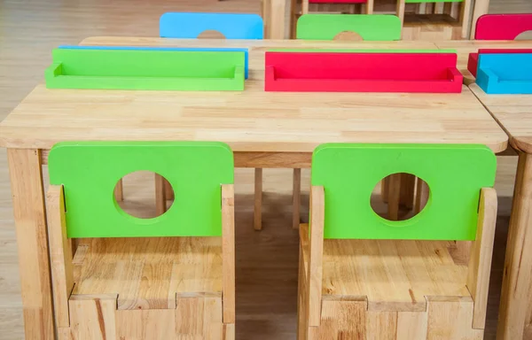 Schreibtische und Stühle im Klassenzimmer des Kindergartens. — Stockfoto