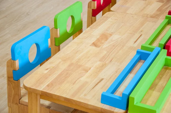 Schreibtische und Stühle im Klassenzimmer des Kindergartens. — Stockfoto