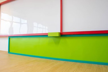 Anaokulundaki beyaz tahta..