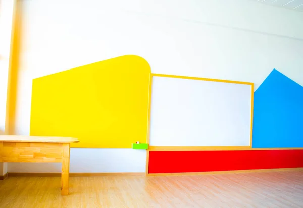 Schöne Kindergarten Klassenzimmer, das bunte weiße Tafel hat ein — Stockfoto