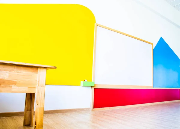 Schöne Kindergarten Klassenzimmer, das bunte weiße Tafel hat ein — Stockfoto