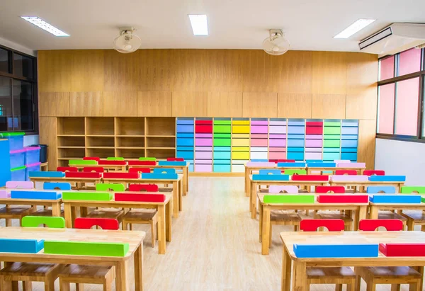 Innenraum des Kindergartens Klassenzimmer bestehen aus Schreibtischen und Stühlen. — Stockfoto
