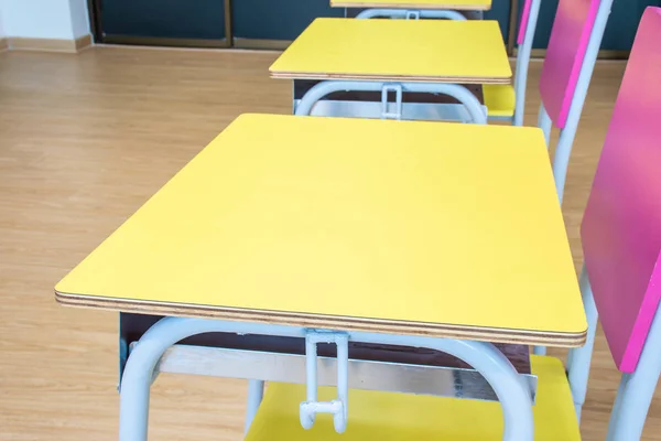 Schreibtische, Stühle und Whiteboard im Klassenzimmer des Kindergartens. — Stockfoto