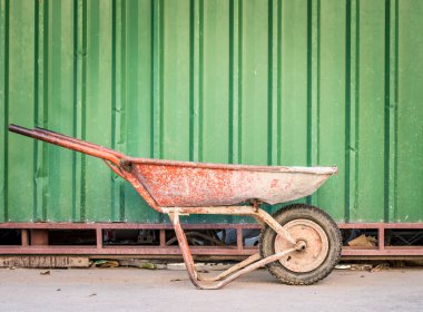 Yeşil arka planı olan eski çimento arabası..