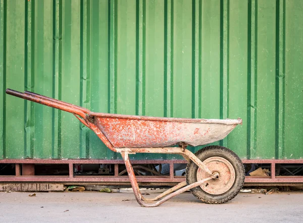 De oude cementkar met de groene achtergrond. — Stockfoto