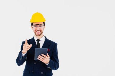 Eller, izole edilmiş beyaz arka planı ve kopyalama alanı olan akıllı iş adamının takım elbisesinin kravatını sıkıyor. Görüntü beyaz izole arkaplan. Pankart için resim beyazından izole edilmiş arkaplan.