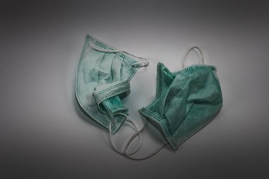 Tüm dünyaya yayılan Sars-Cov-2 veya Novel Coronavirus (2019-ncov) 'u önlemek için tek kullanımlık tıbbi maske. Tek kullanımlık tıbbi maskenin koyu tonu..