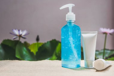 Şişedeki mavi dezenfektan jeli mikropları, virüsleri, bakterileri ve Covid-19 'u önlemek için. Virüsleri korumak için kullanılan alkol jeli şişesi..