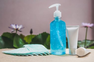 Şişedeki mavi dezenfektan jeli mikropları, virüsleri, bakterileri ve Covid-19 'u önlemek için. Virüsleri korumak için kullanılan alkol jeli şişesi..